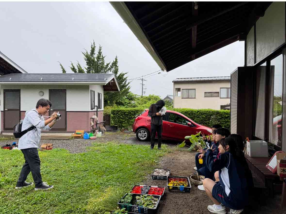 長い庇(ひさし)はこの地方ではどの農家にもある風景だそうです。