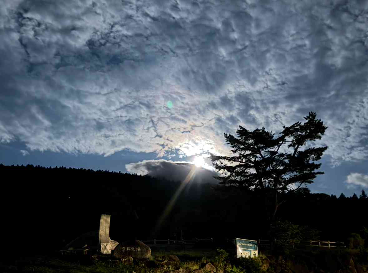 夜空に月が輝いています。