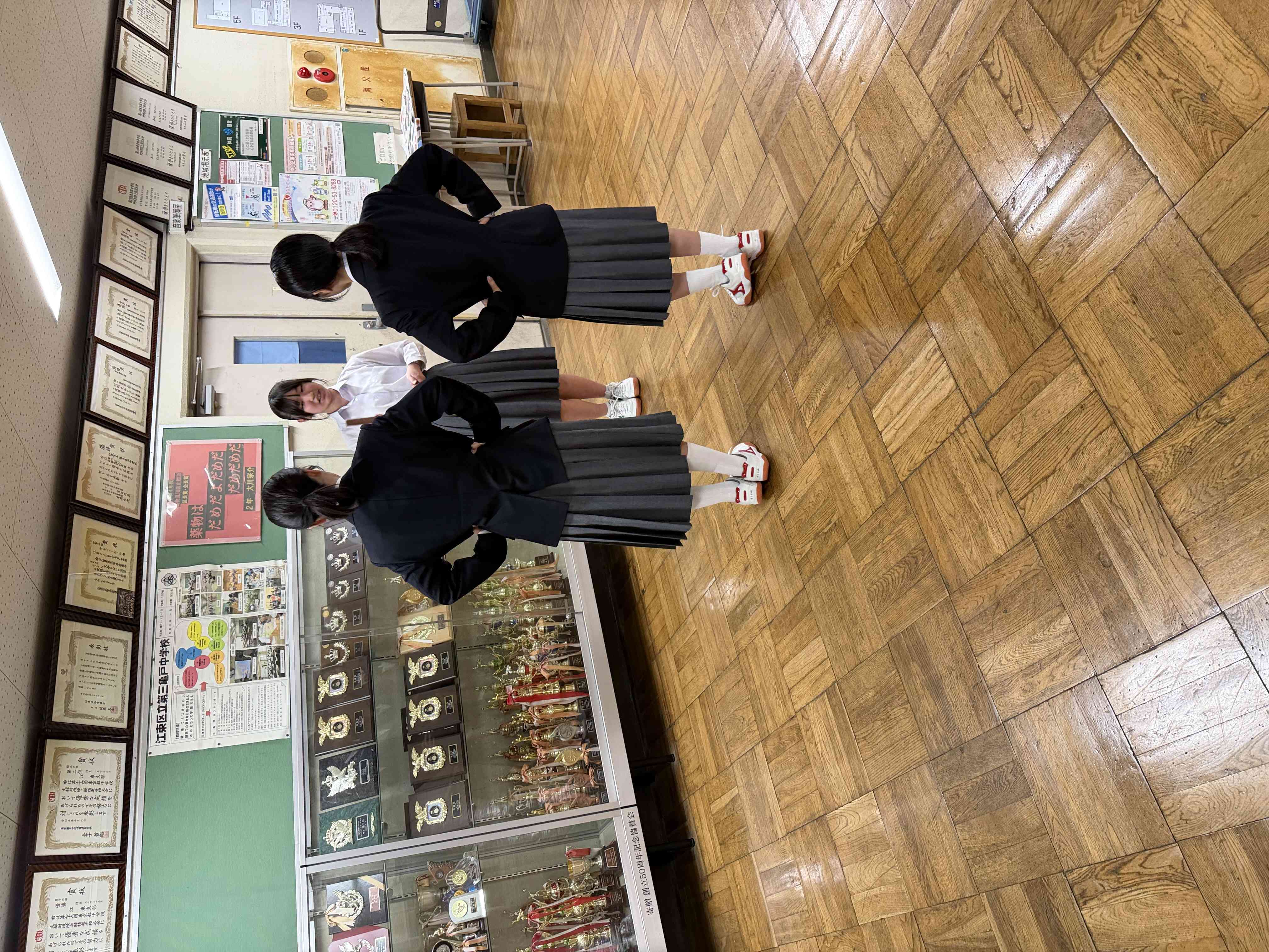 おまけ
放課後、吹奏楽部はマーチングの基礎を教えていました。もう既に運動会に向けて準備が始まっています♪