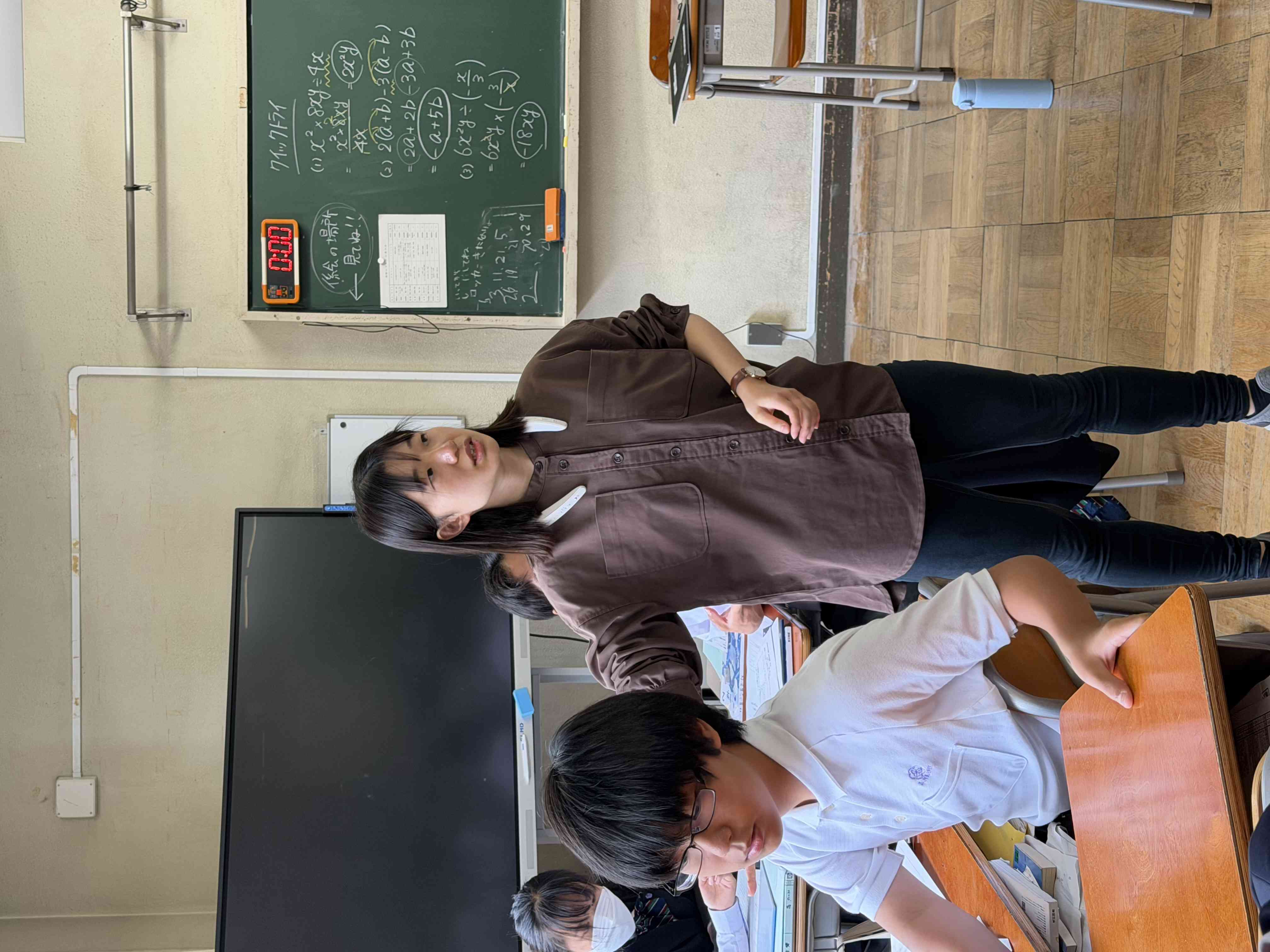 教員はネックスピーカーをつけながら説明しています。カッコいいですね。